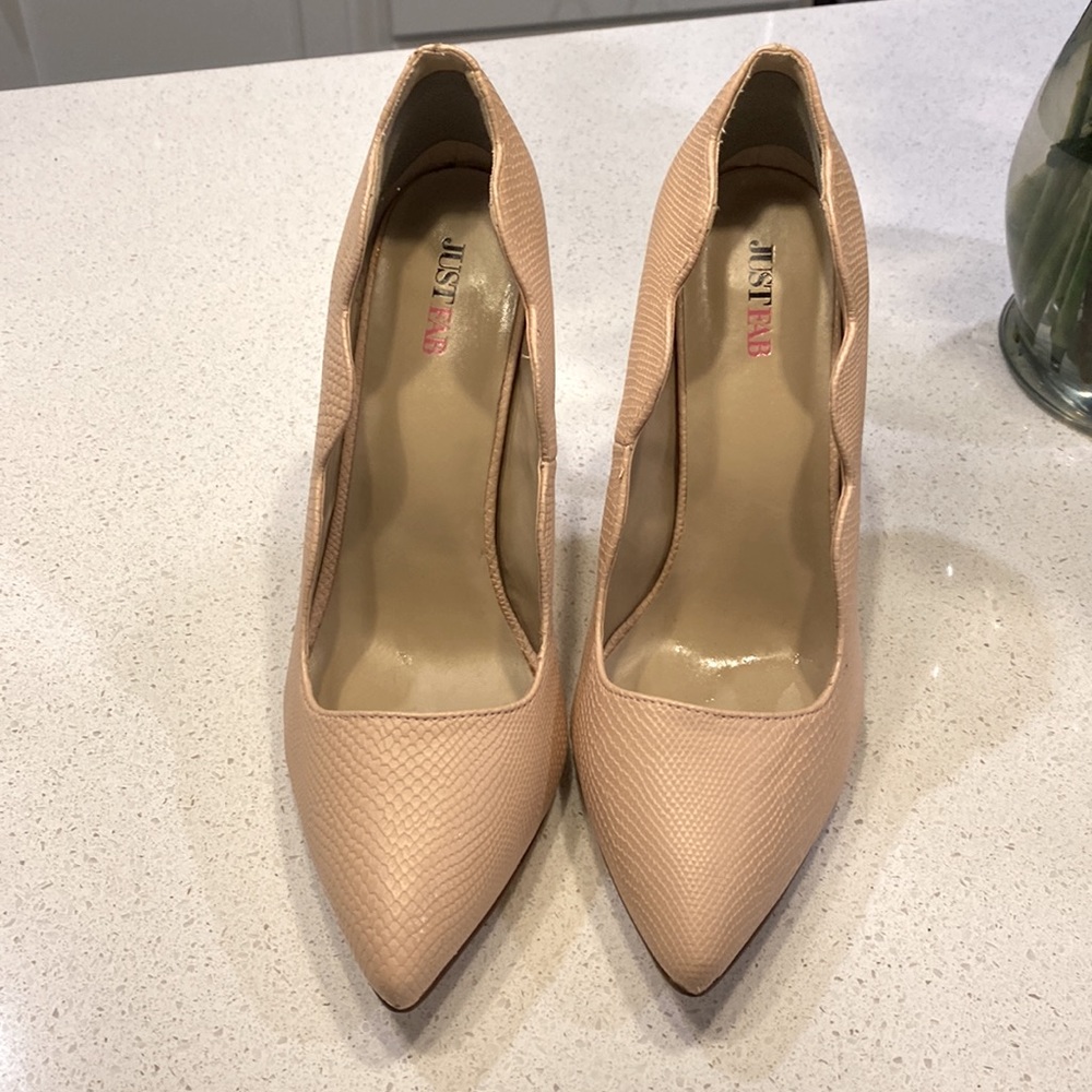Just Fab light pink scalloped leather heels. EXCELLENT CONDITION - Picture 2 of 5